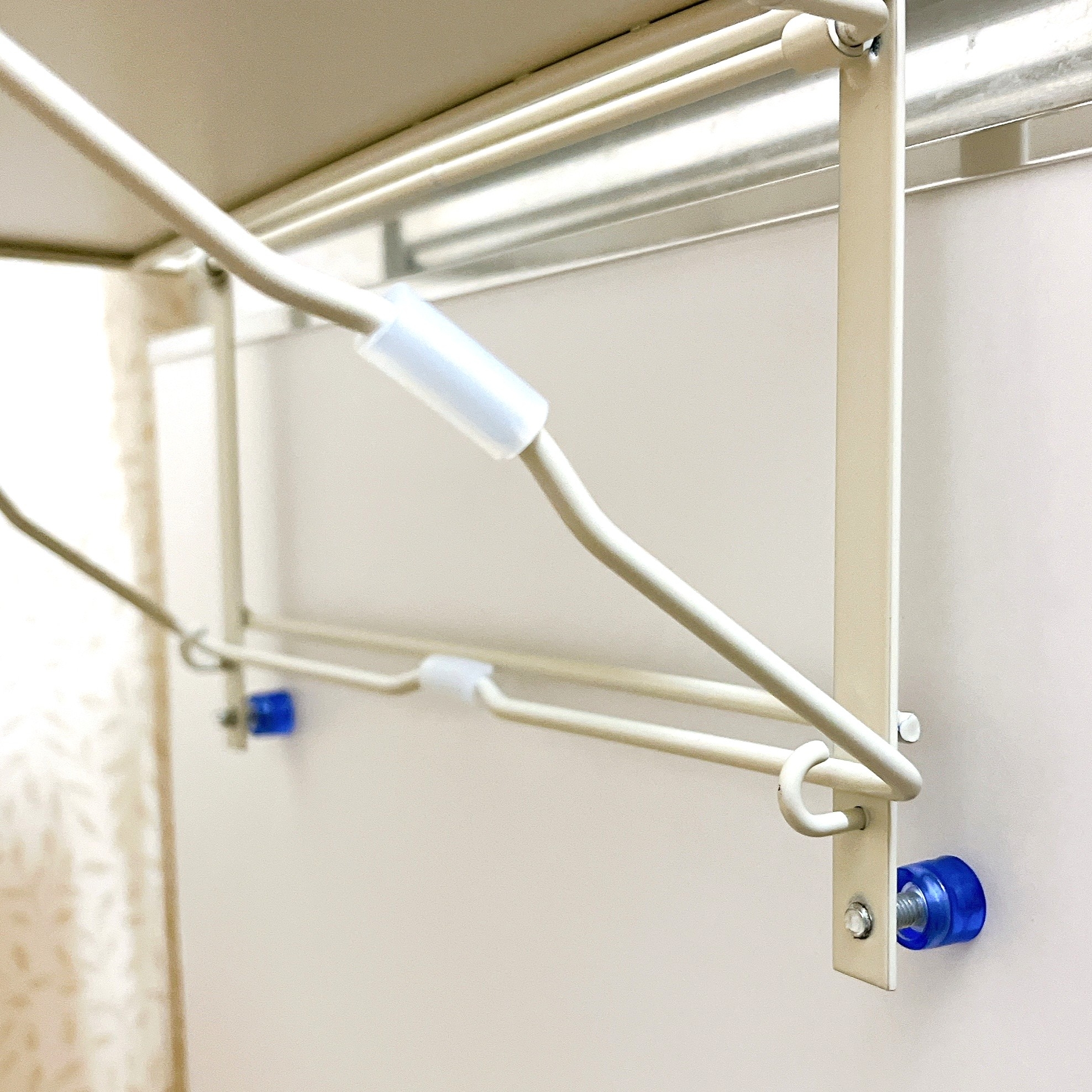 洗濯物を乾かすための折りたたみ式のハンガーが壁に取り付けられています。