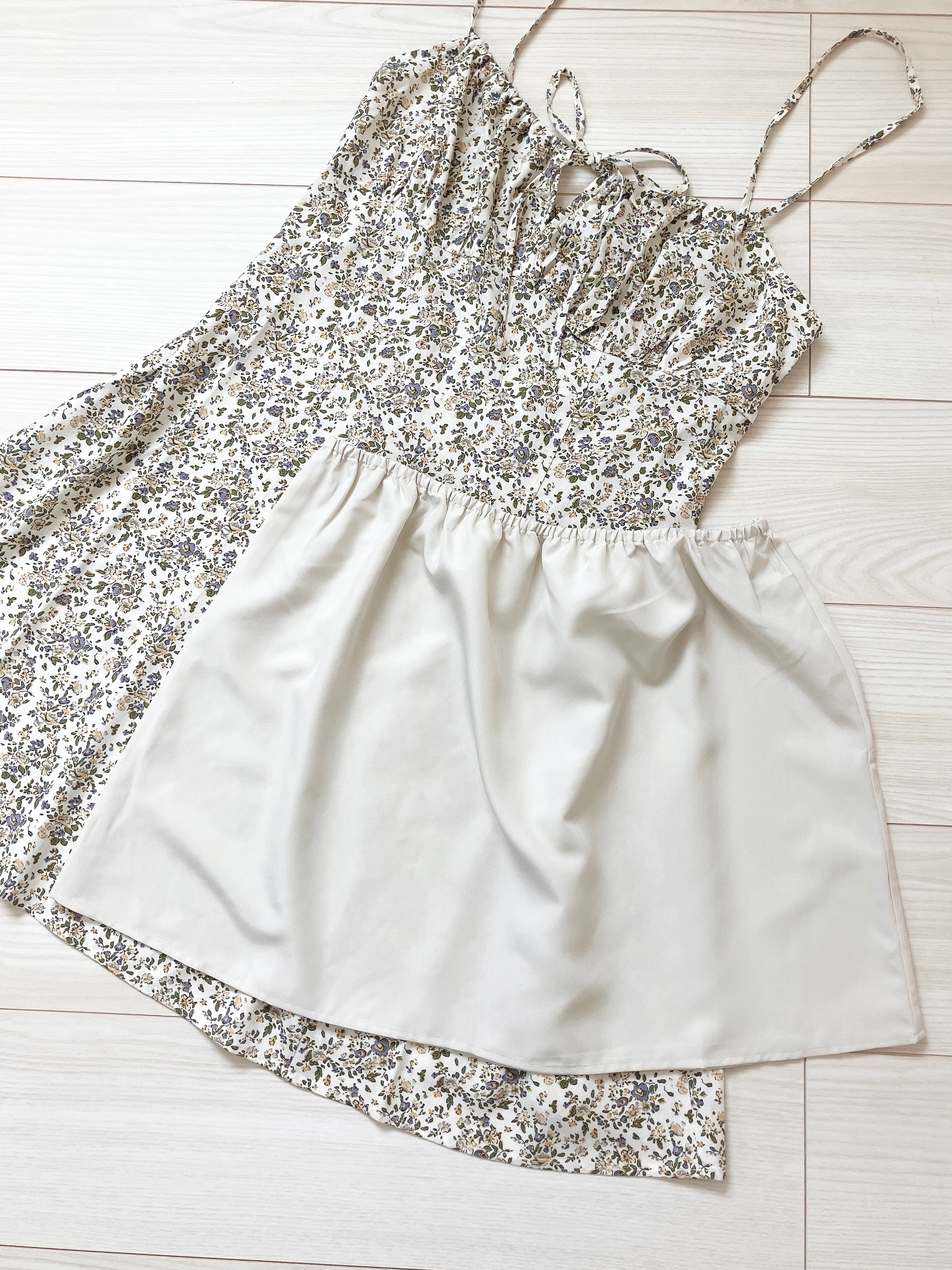 GUの「フラワープリントミニキャミソールワンピース+X」