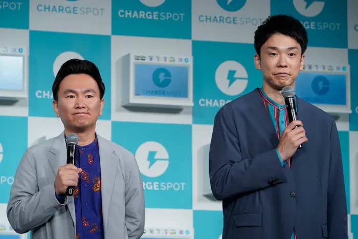 かまいたちの二人(2021年都内にて撮影 時事)