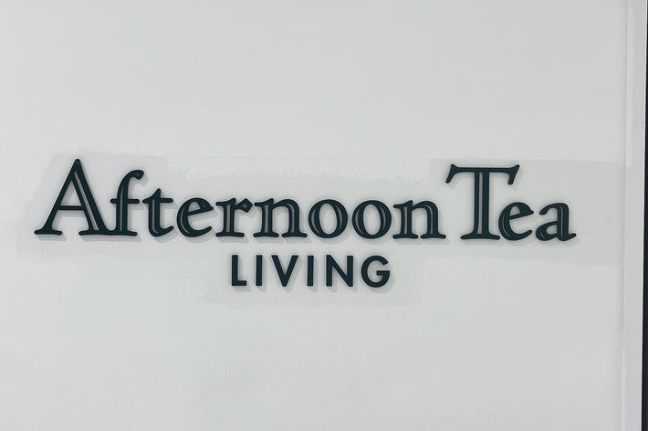 「Afternoon Tea LIVING」の看板が壁に掛かっている。