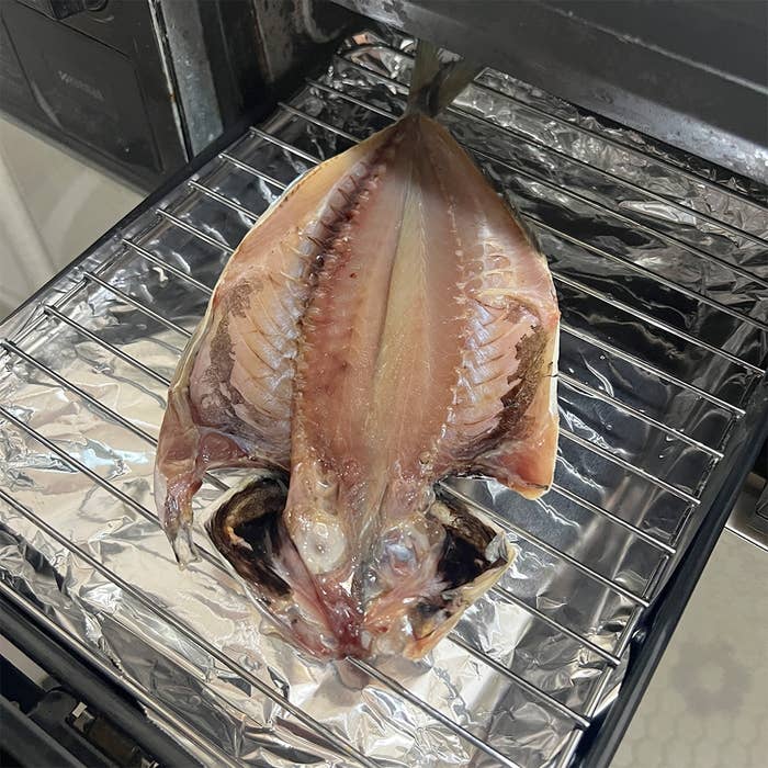 魚が網の上で焼かれている様子。