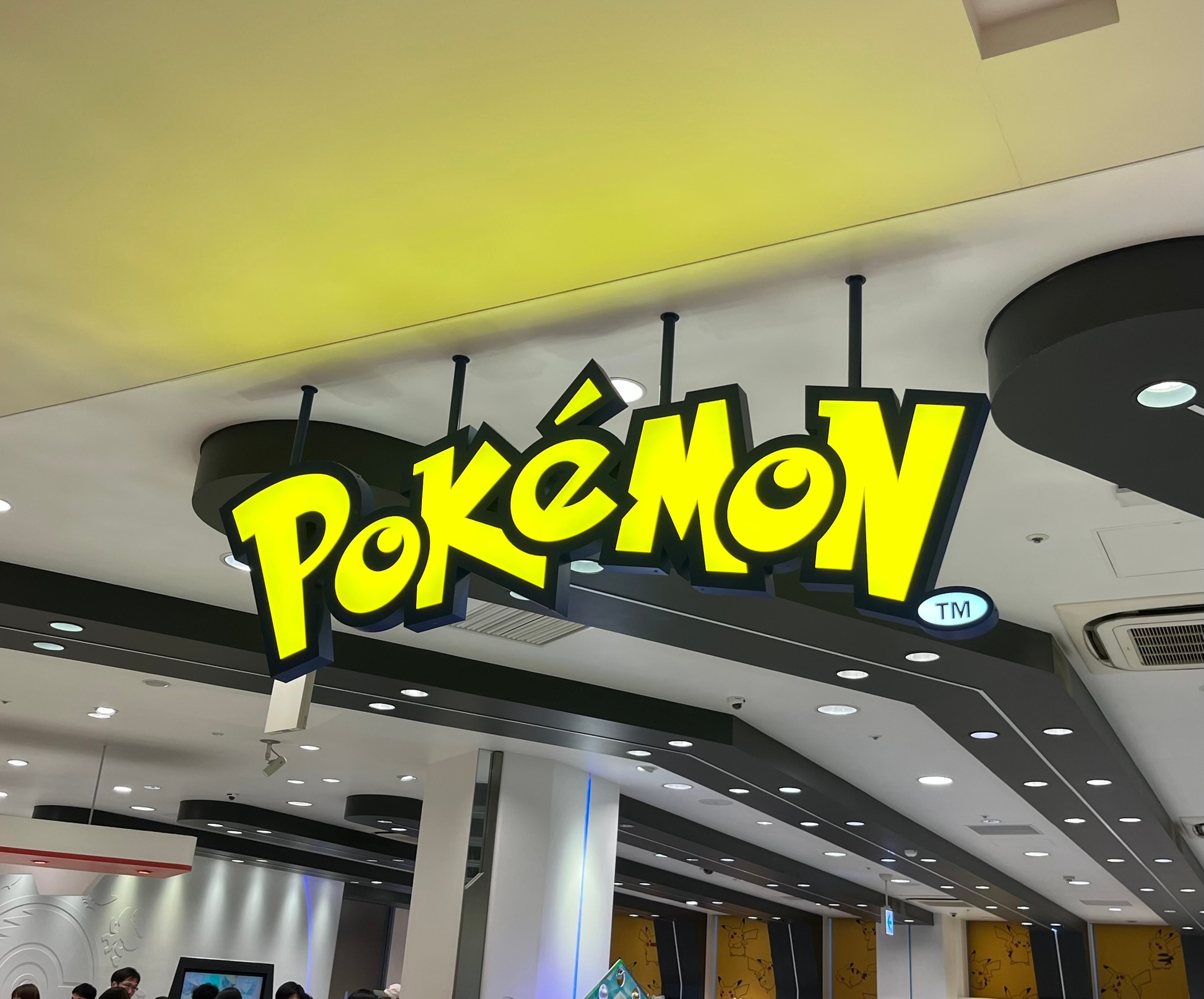 店内のポケモンショップの看板。