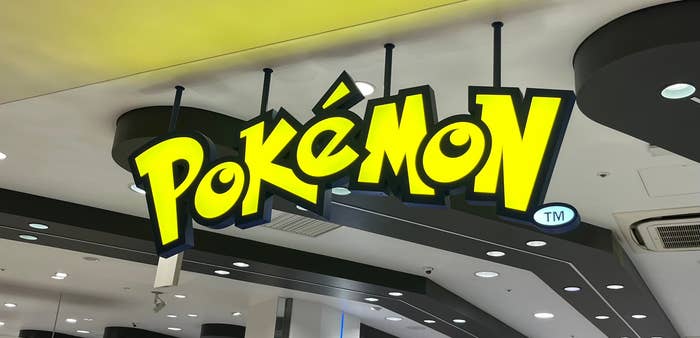 店内のポケモンショップの看板。