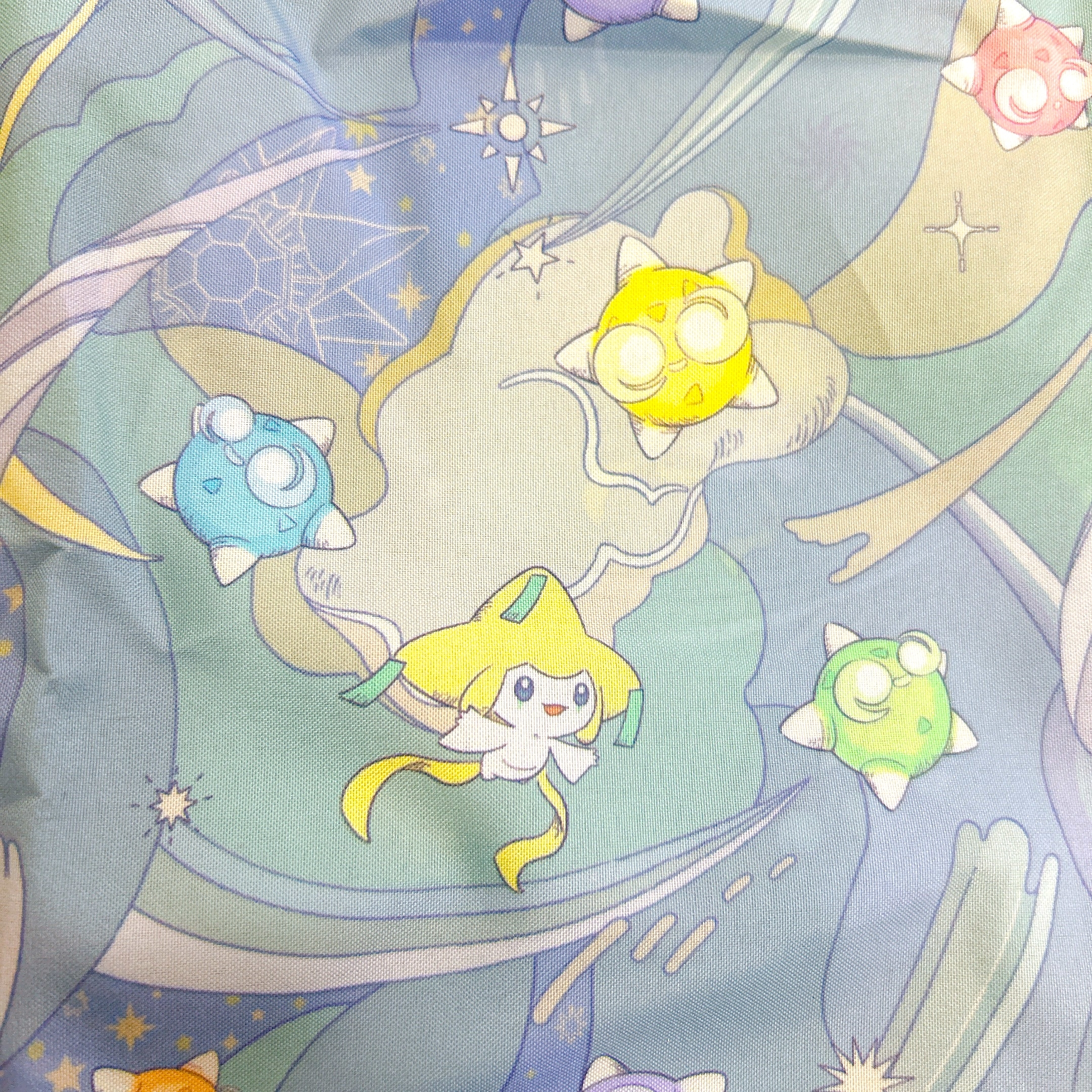 「ポケットモンスター」のジラーチとプラスル、マイナン、アメタマのイラストが描かれた布生地のデザイン。