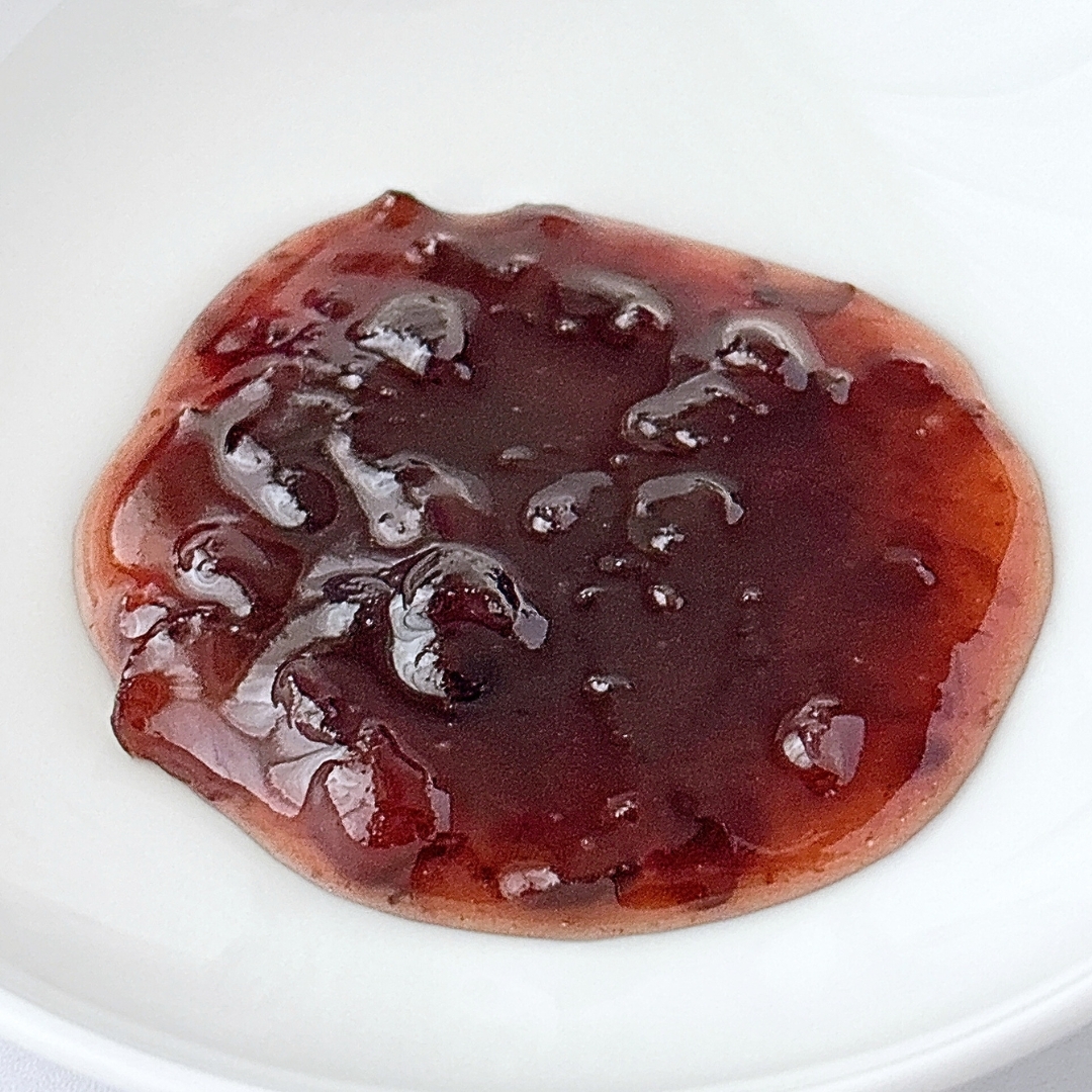 白い皿に盛り付けられたジャムのアップ。