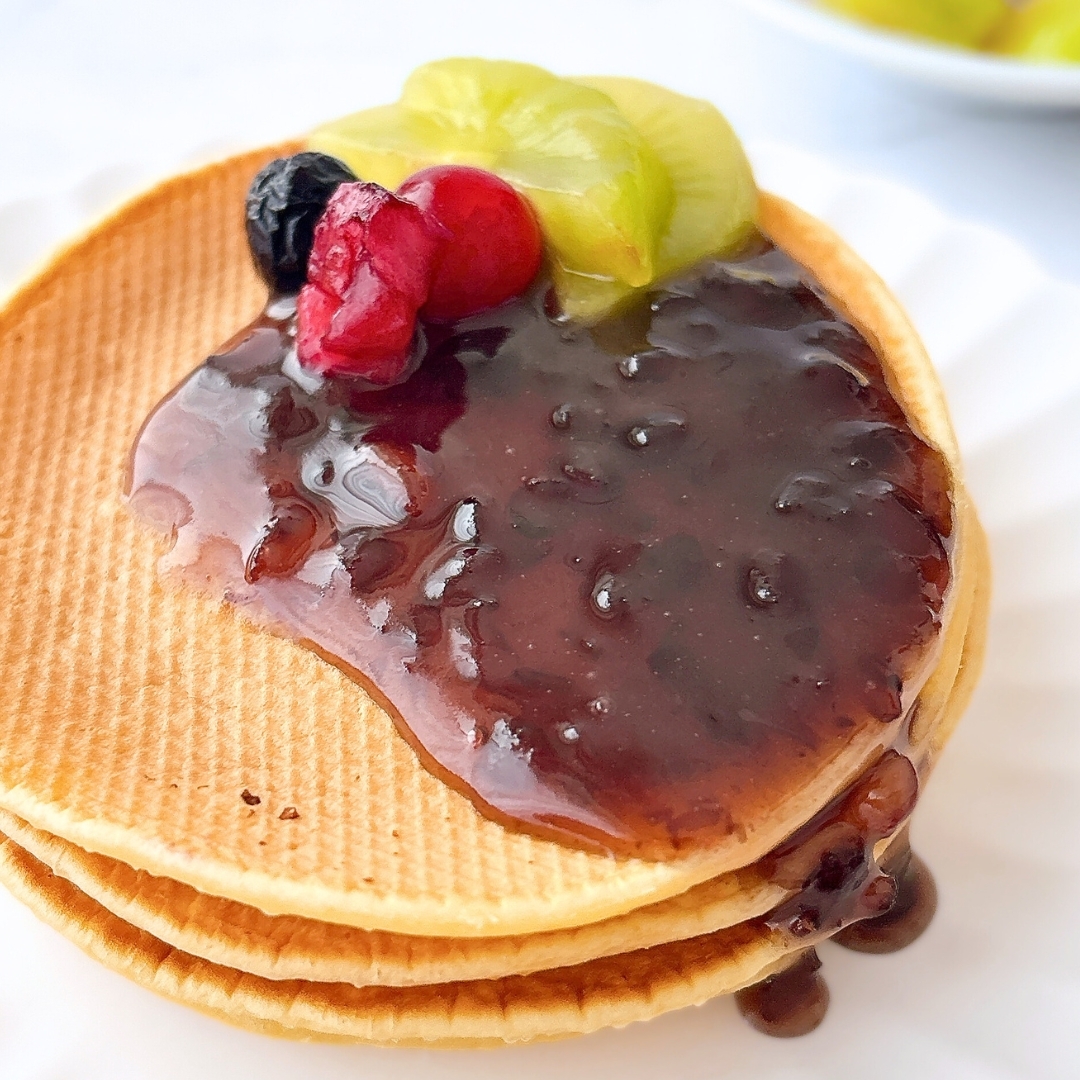 パンケーキにフルーツとソースがトッピングされた食欲をそそるスイーツ。