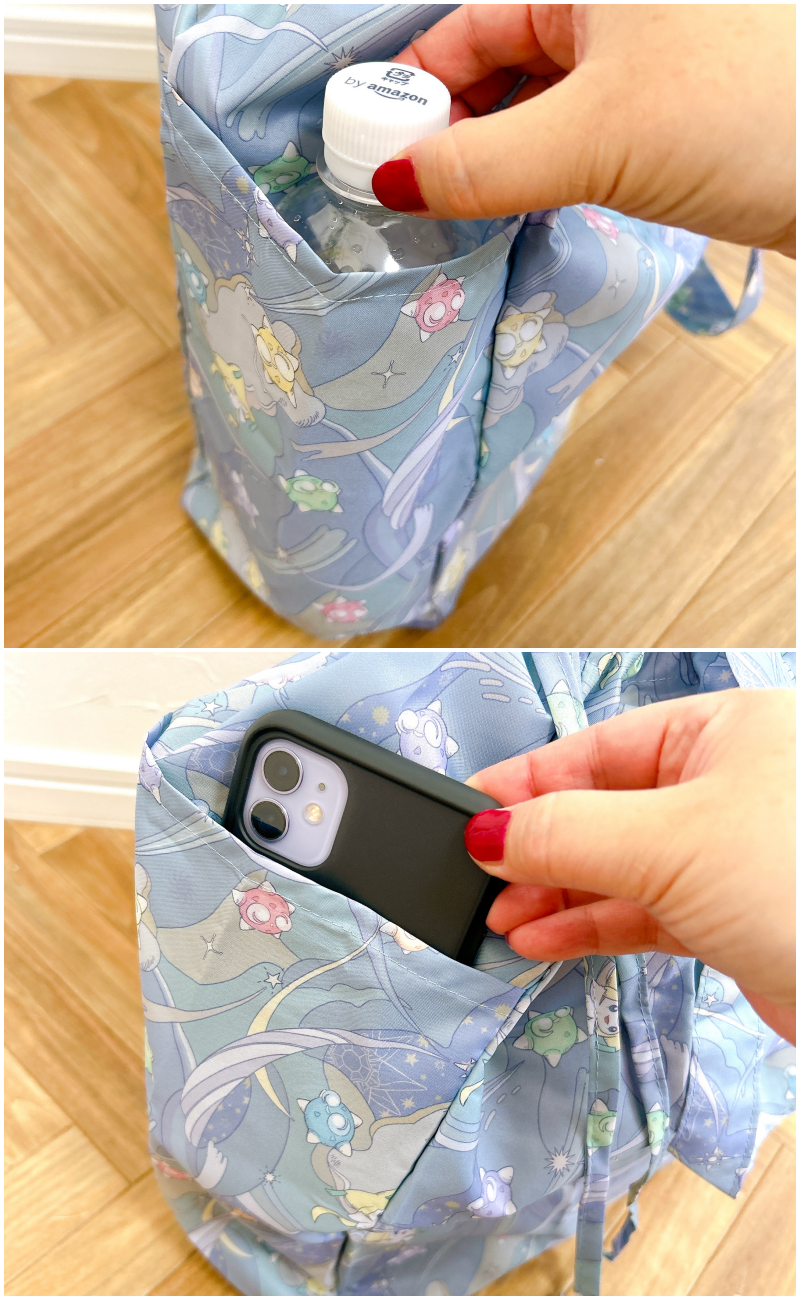 手提げバッグの外ポケットに水筒とスマホを差し込む様子。バッグはキャラクタープリントデザイン。