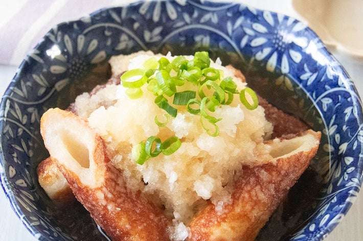 青い器に盛られたちくわの揚げ出し。大根おろしと刻みネギがトッピングされている。