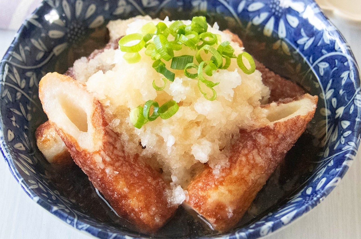 青い器に盛られたちくわの揚げ出し。大根おろしと刻みネギがトッピングされている。