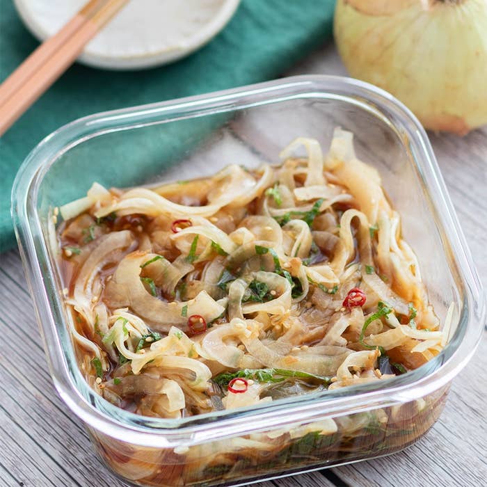 プラスチック容器に入った玉ねぎと唐辛子を使ったマリネサラダ。