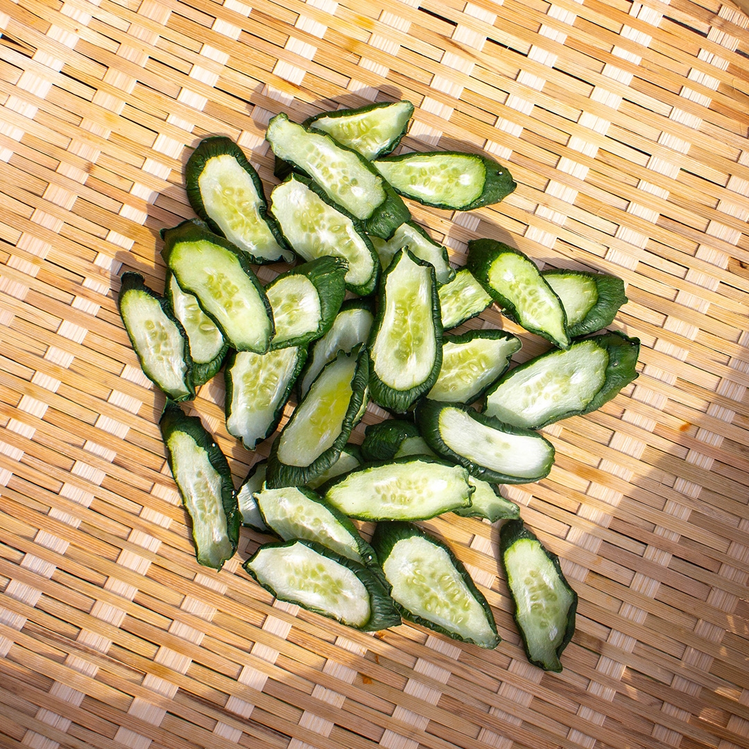 籠の中にスライスされたキュウリが並んでいる。