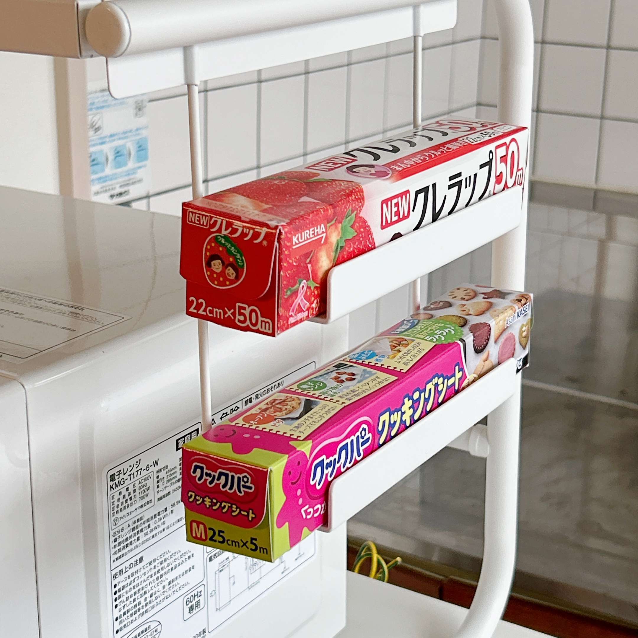 NITORI（ニトリ）の「伸縮レンジラック ラップホルダー付き 46～64cm（ホワイト）」