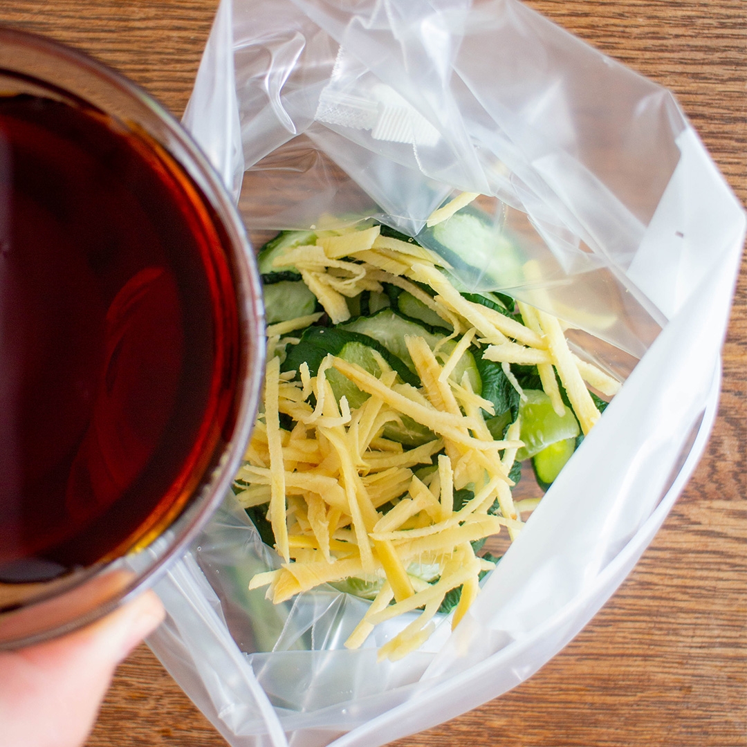 ビニール袋に調味料を加えたきゅうりと千切りしょうがが入っています。