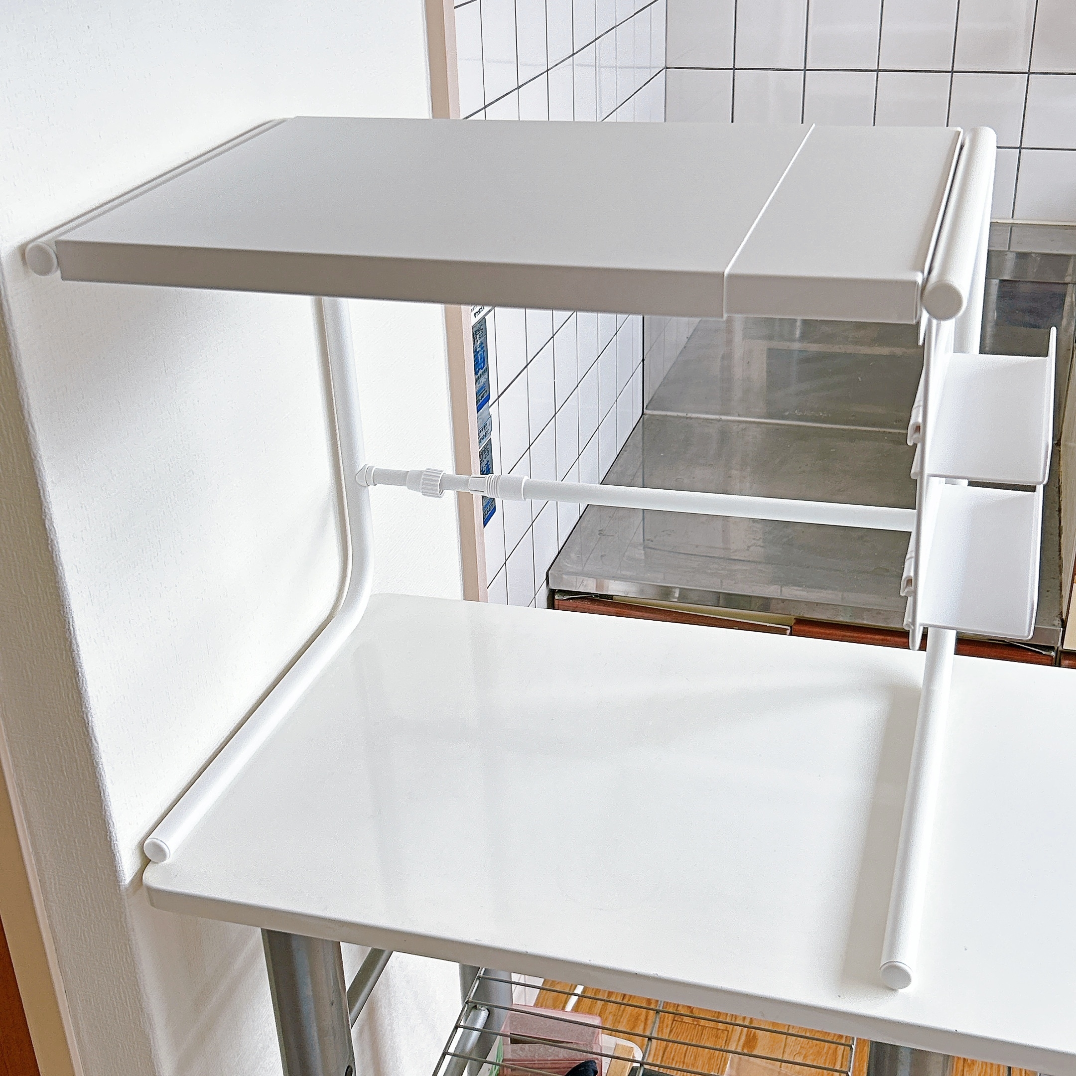 NITORI（ニトリ）の「伸縮レンジラック ラップホルダー付き 46～64cm（ホワイト）」