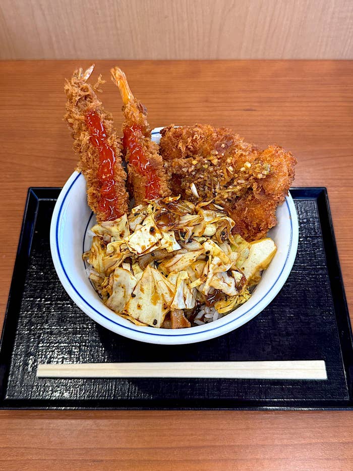 かつやの「かつやの中華ざんまい丼」