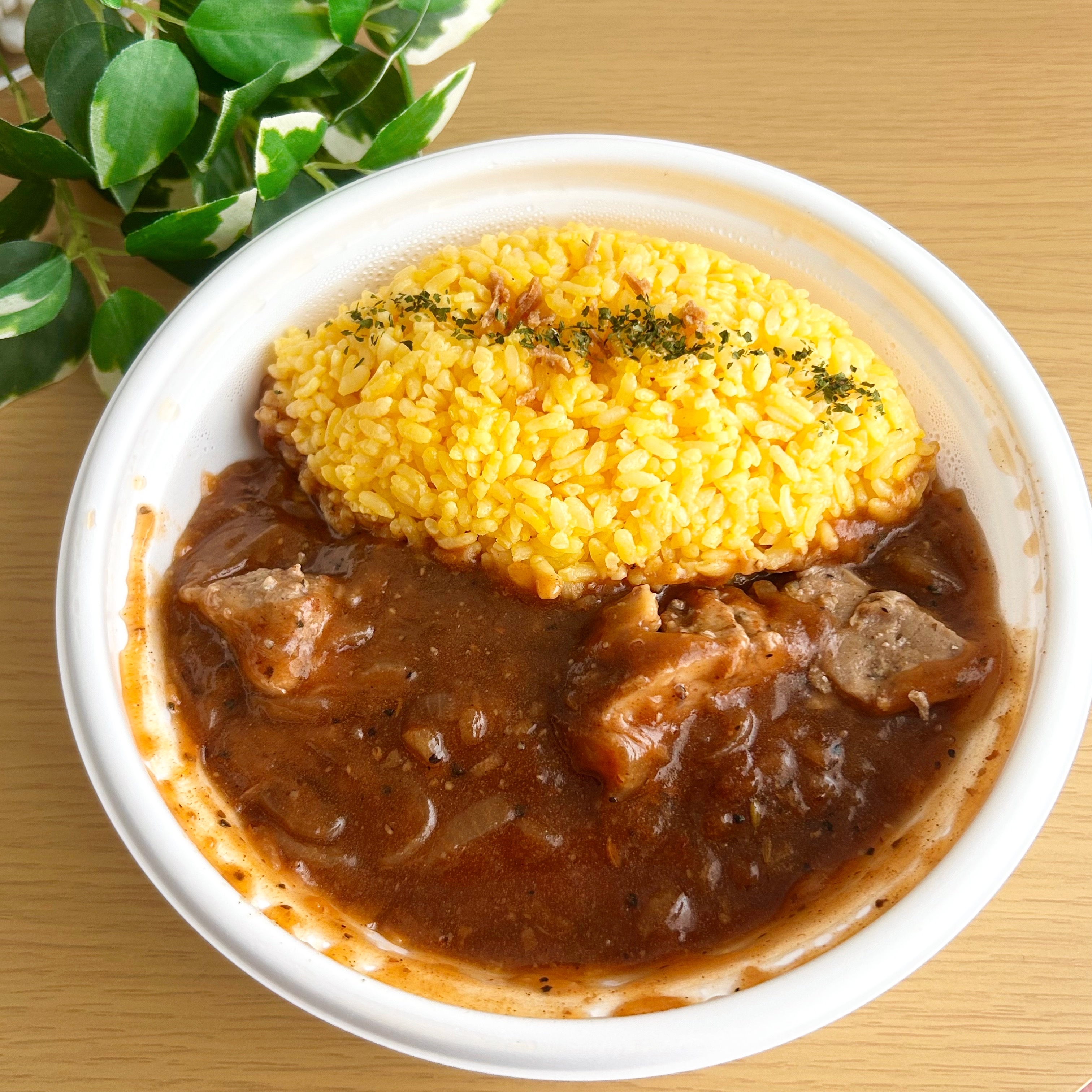 FamilyMart（ファミリーマート）の「炒め玉ねぎのコクと旨み！スパイスチキンカレー」