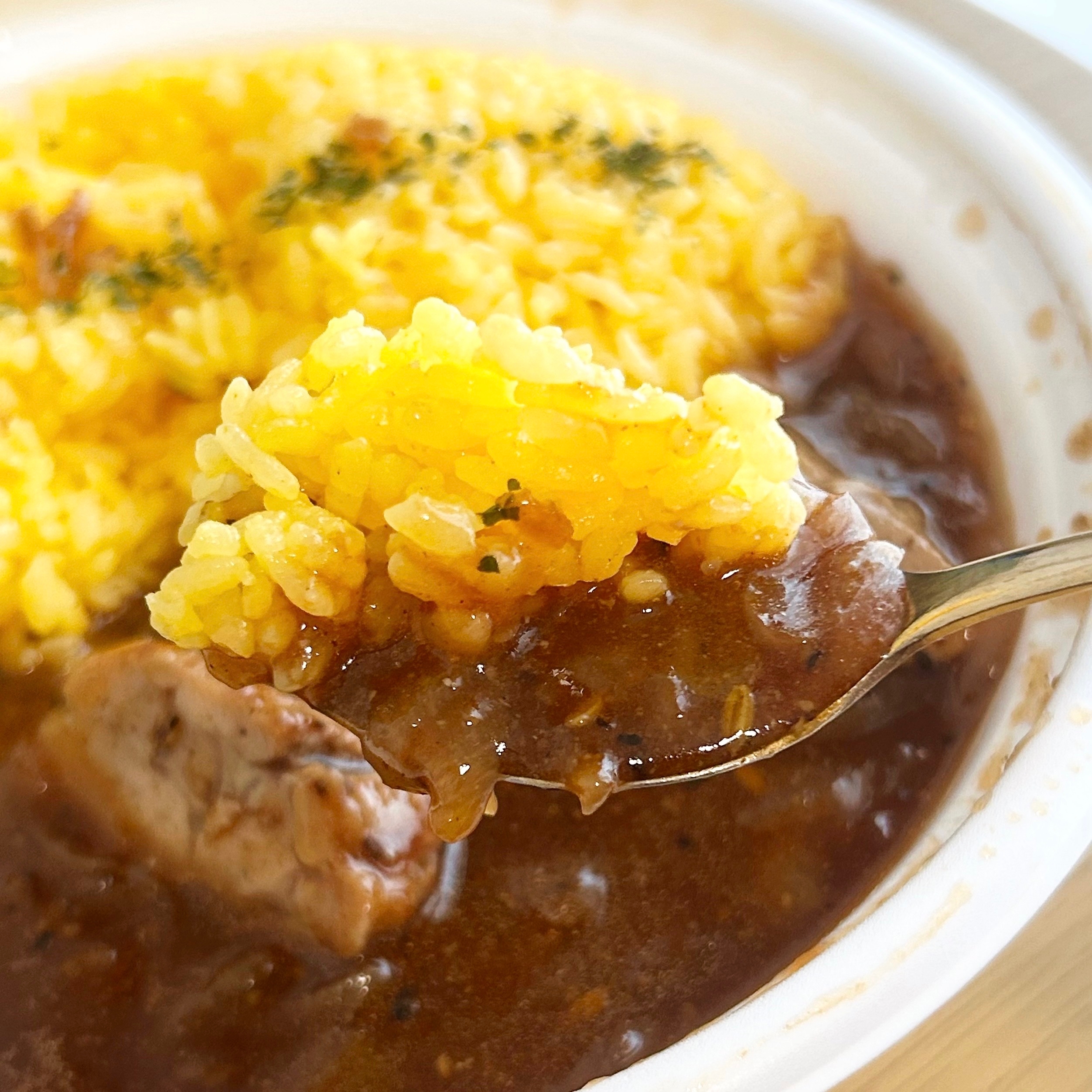 FamilyMart（ファミリーマート）の「炒め玉ねぎのコクと旨み！スパイスチキンカレー」