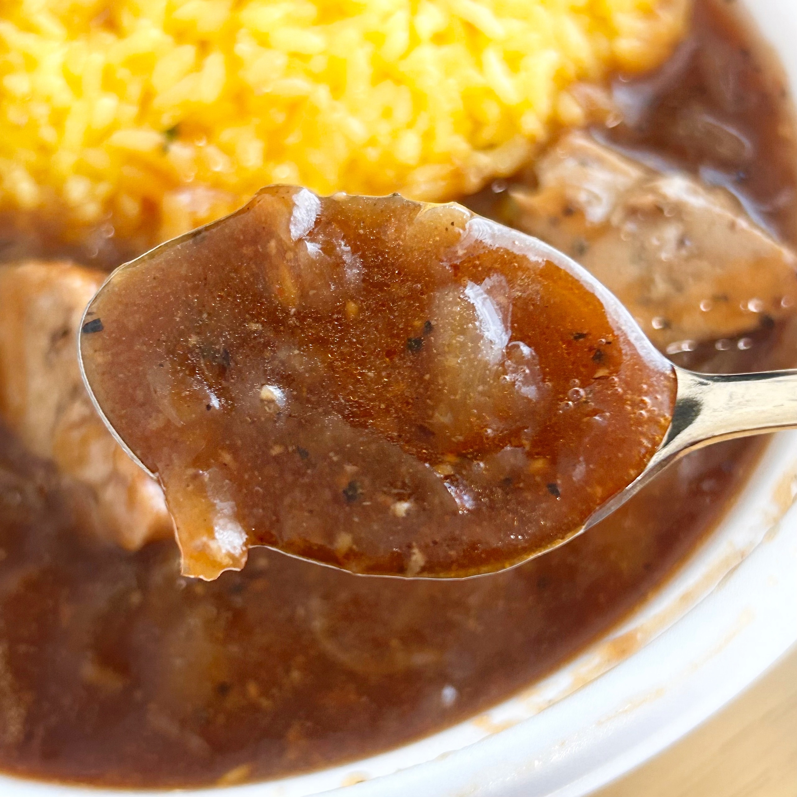 FamilyMart（ファミリーマート）の「炒め玉ねぎのコクと旨み！スパイスチキンカレー」