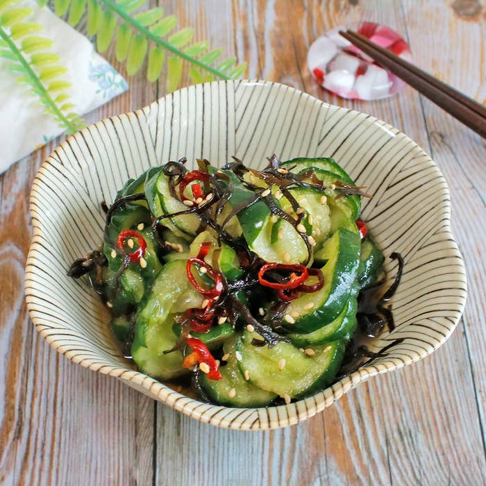 きゅうりと昆布、赤唐辛子の和え物が盛られている和風の器。