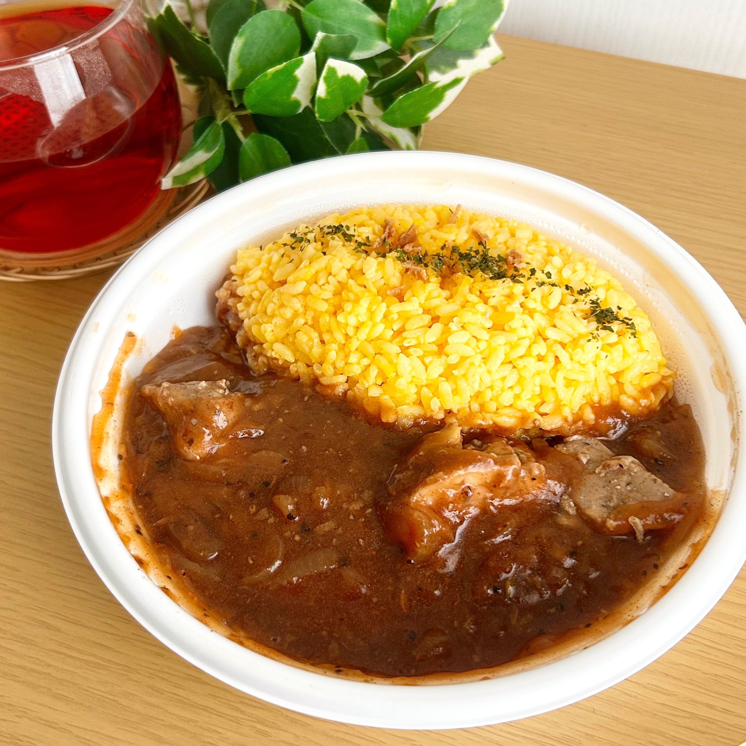 FamilyMart（ファミリーマート）の「炒め玉ねぎのコクと旨み！スパイスチキンカレー」