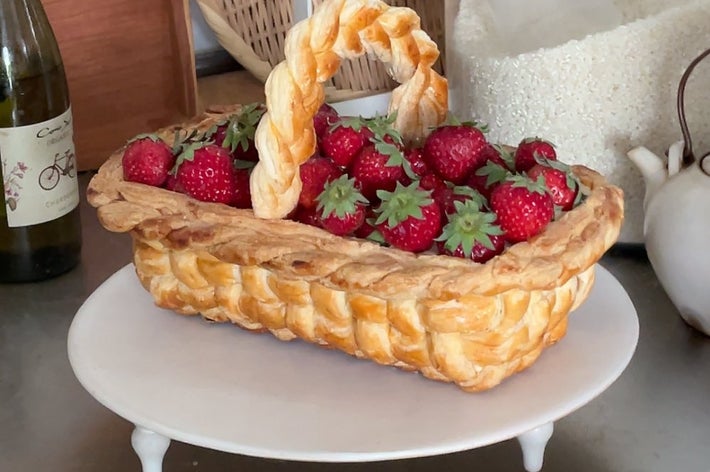 全部食べれる「苺摘み籠のミルフィーユ」の完成した姿/citrusおにぎりさんのXアカウント(@citrusorange8)より