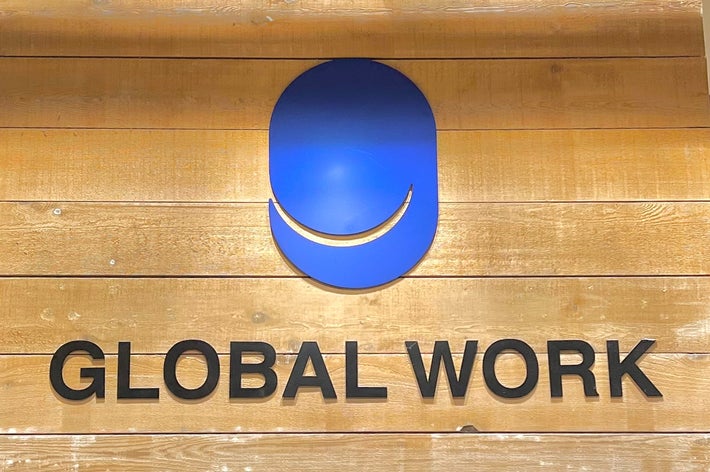 「GLOBAL WORK」のロゴが木の背景に表示されている。