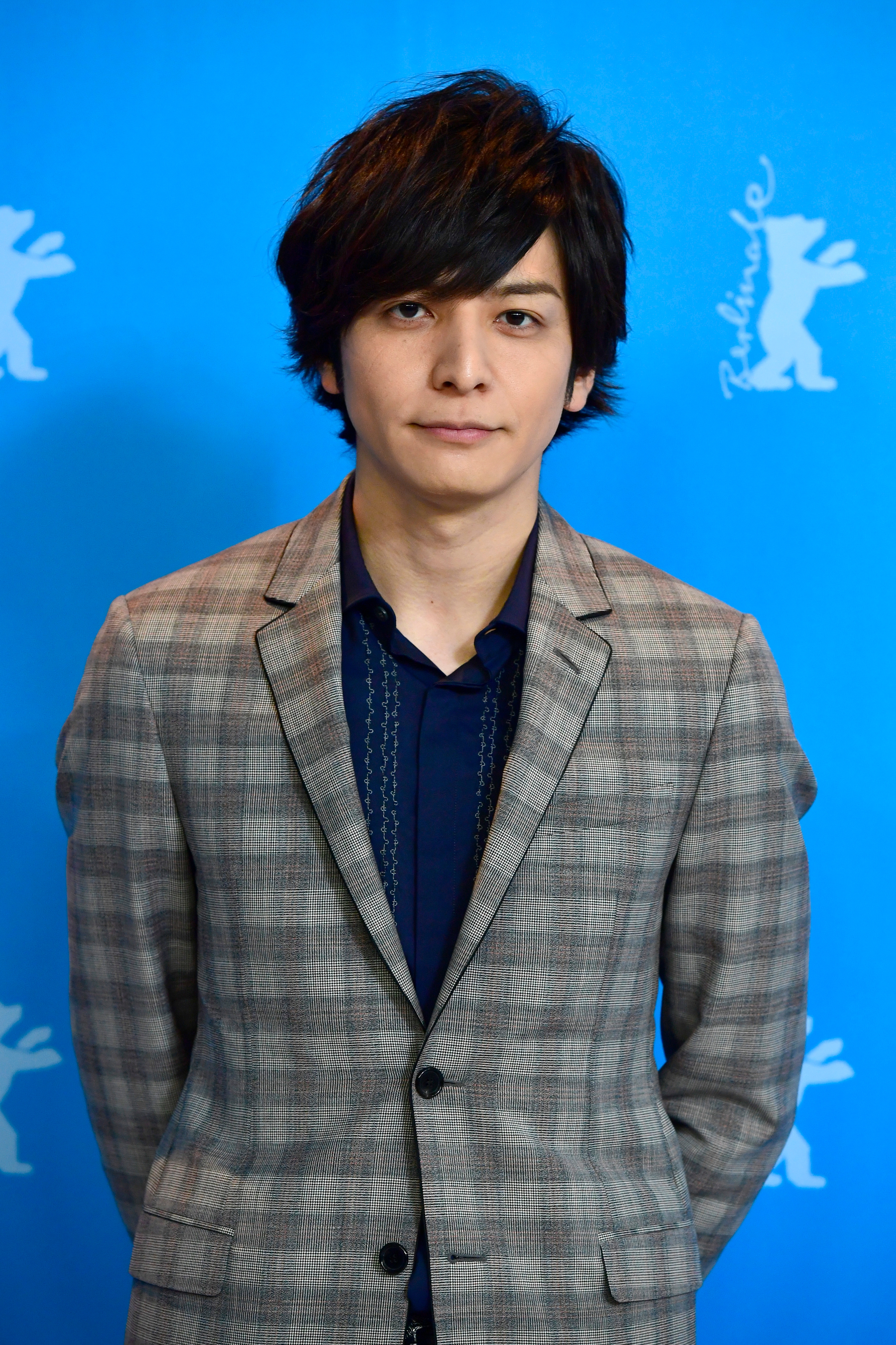 全国どこでも送料無料！ 体張りすぎww」KingGnu井口、まさかの体勢にSNS驚き「腕ムキムキ トップス