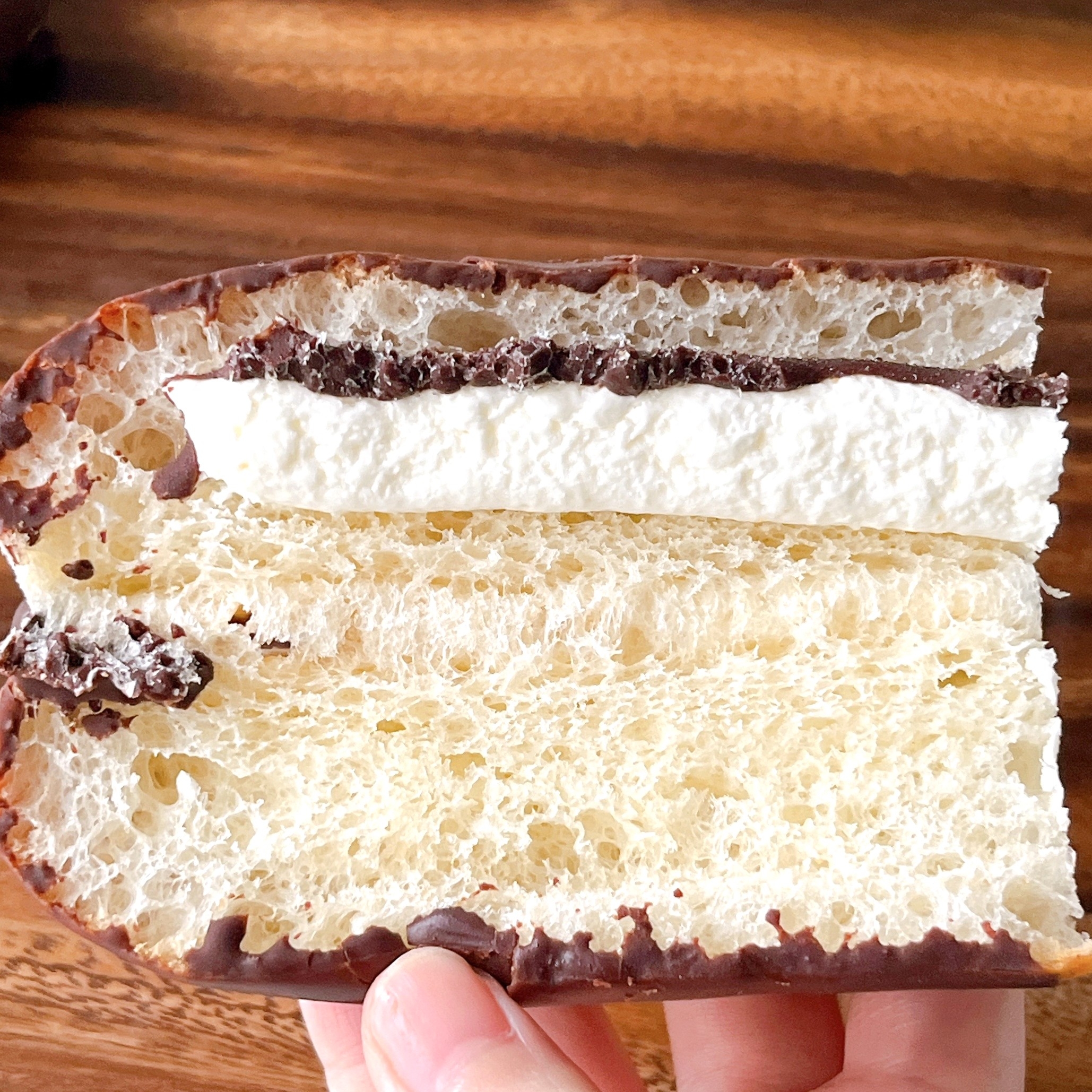 セブンイレブンの「チョコ&ホイップロール」