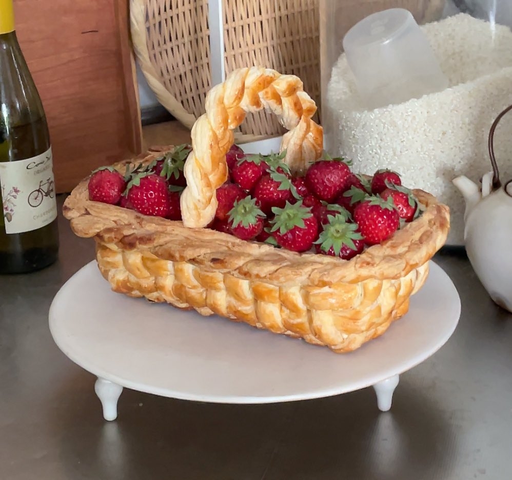 全部食べられる「苺摘み籠のミルフィーユ」の完成した姿/citrusおにぎりさんのXアカウント(@citrusorange8)より