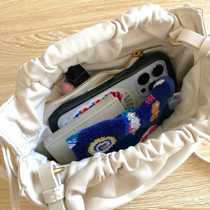 スペイン発送 ZARA ミニボウリング スエードメタルハンドル 新作 ZARA】上品カラーが高見え!新作の「2WAYミニバッグ」持つだけで