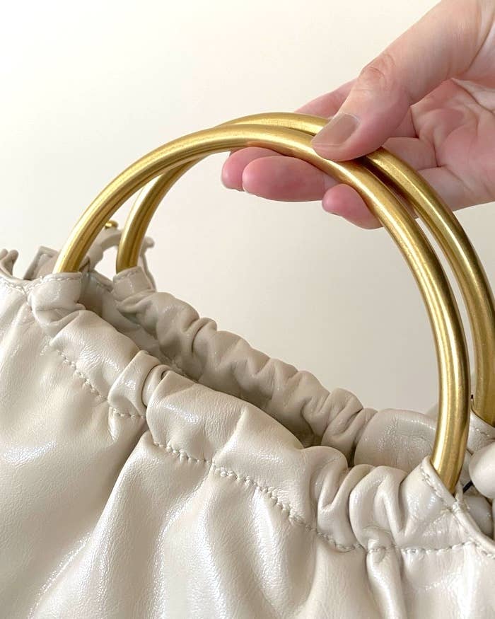 ZARA】上品カラーが高見え！新作の「2WAYミニバッグ」持つだけでコーデ ZARA ゴールドボール ミニハンドバッグ