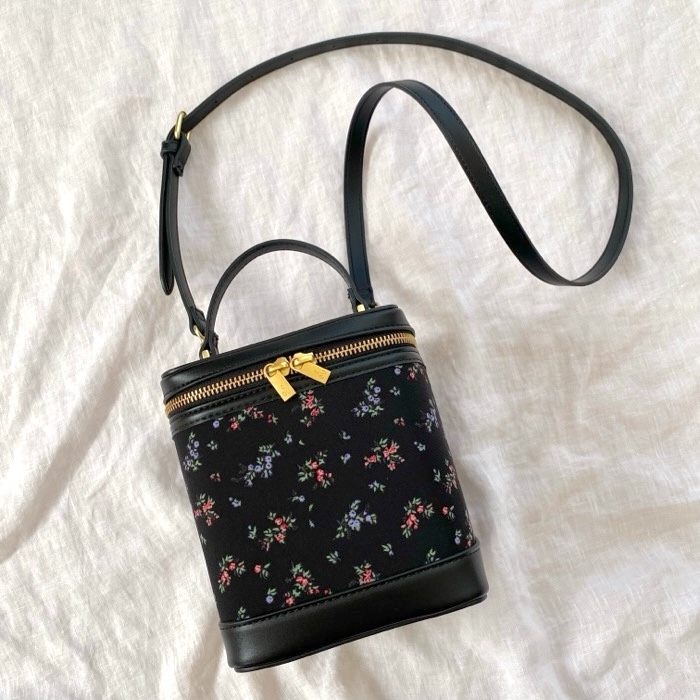 ZARA】上品カラーが高見え！新作の「2WAYミニバッグ」持つだけで