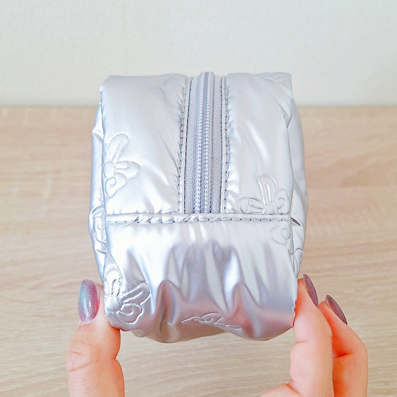 3coins「メタリックリボンポーチ」