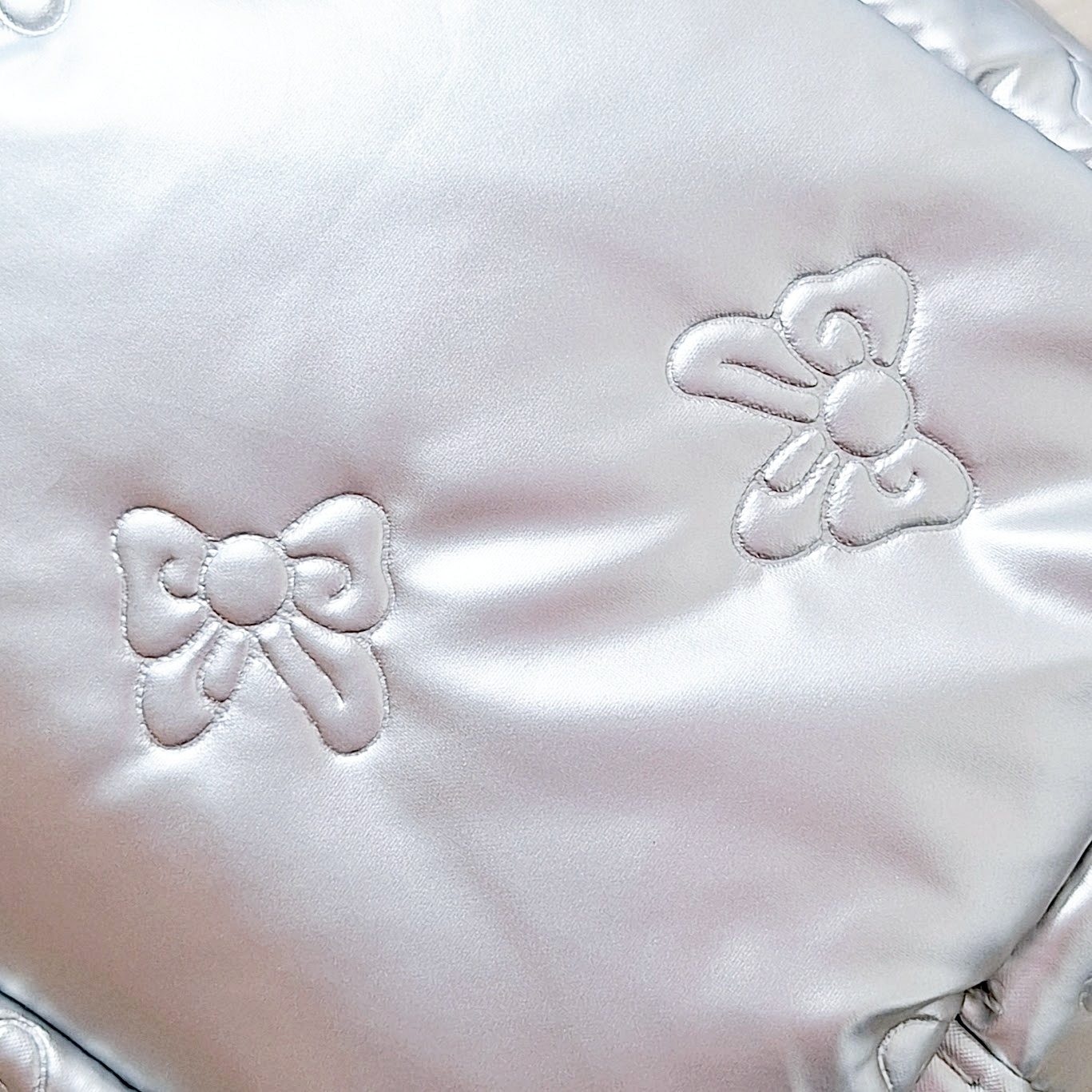 3coins「メタリックリボンポーチ」