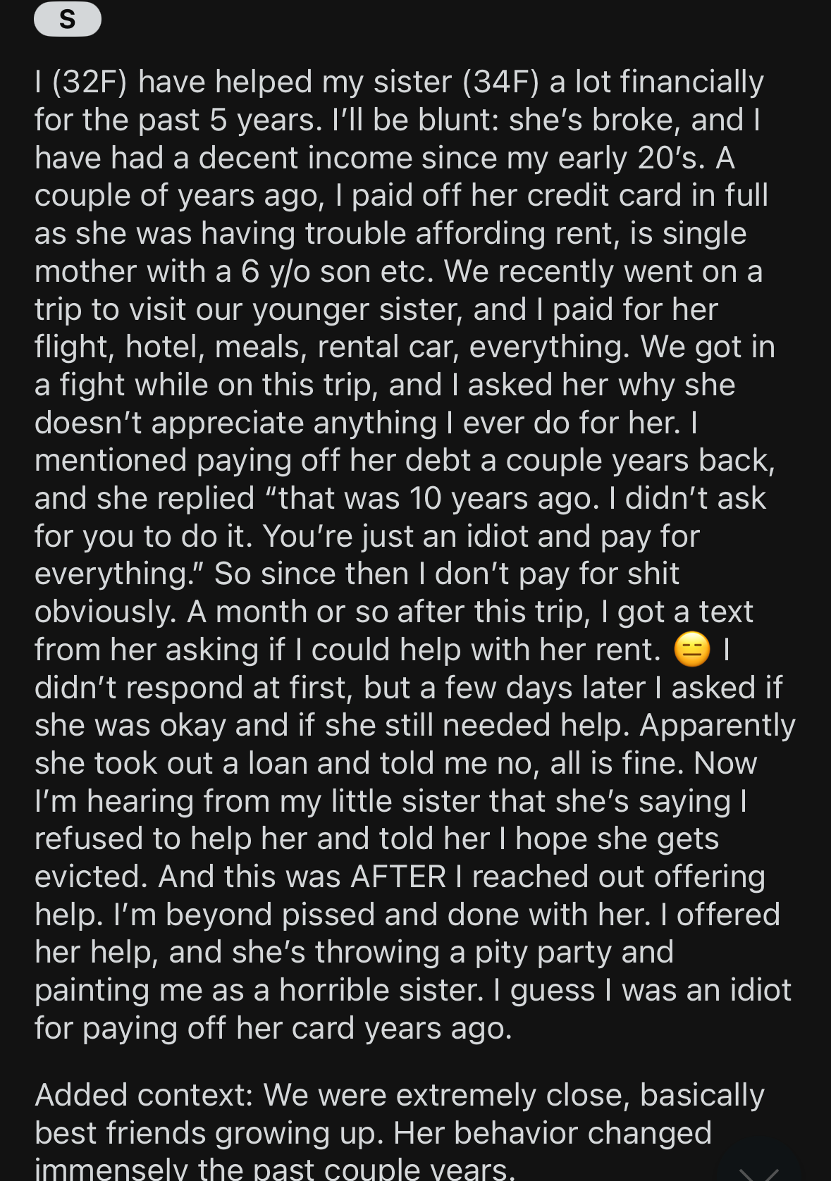 Reddit post about a woman paying off her sister&#x27;s credit card debt, and the sister later calling her an idiot for paying for everything for her