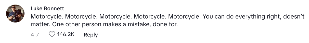 Kommentar som diskuterer motorsykkelsikkerhet, understreker at selv om du gjør alt riktig, kan en annen persons feil være dødelig