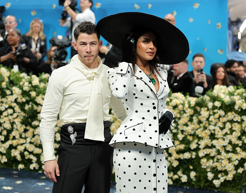Nick has a neck scarf, and Priyanka has emerald jewelry and gloves