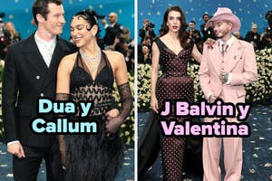Dúo de parejas en la alfombra azul; izquierda con vestimenta elegante y transparente, derecha con traje rosado y vestido de lunares