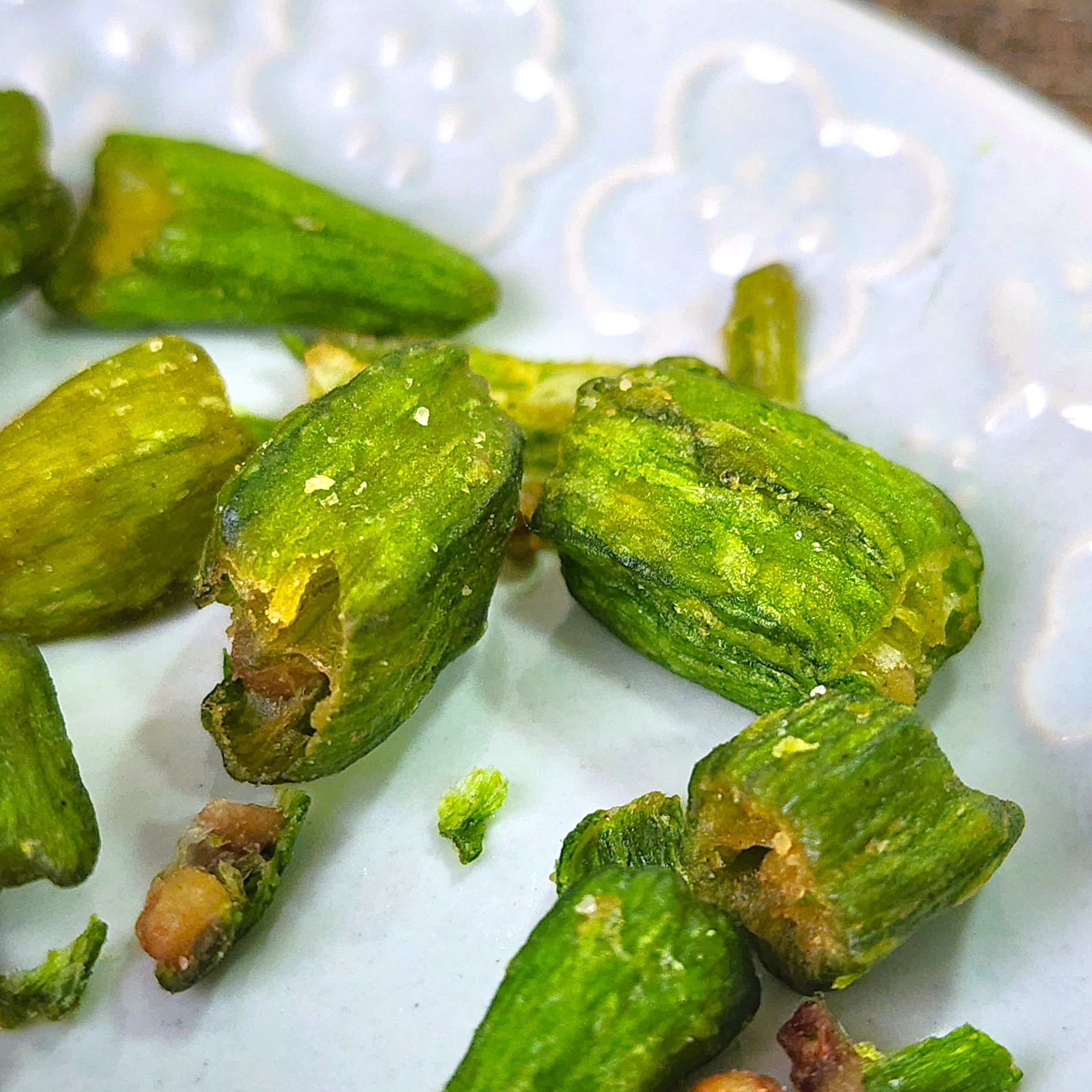 皿に盛られた乾燥した緑色の野菜スナック。