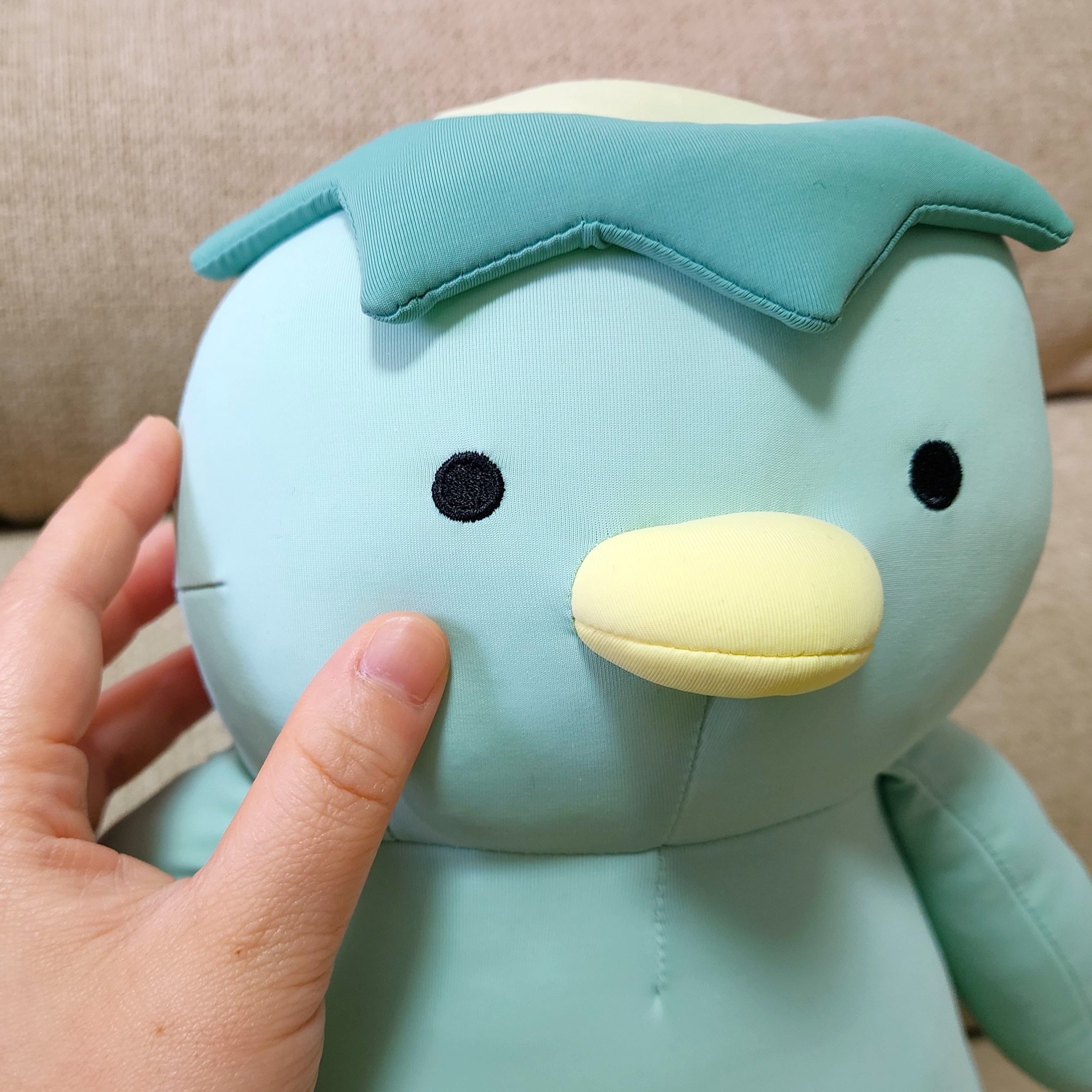 ぬいぐるみのカッパを手に持つ。