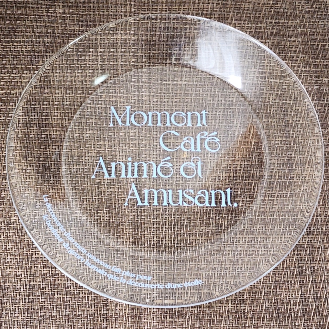 ガラスの皿に「Moment Café Animé et Amusant」の文字が印刷されています。