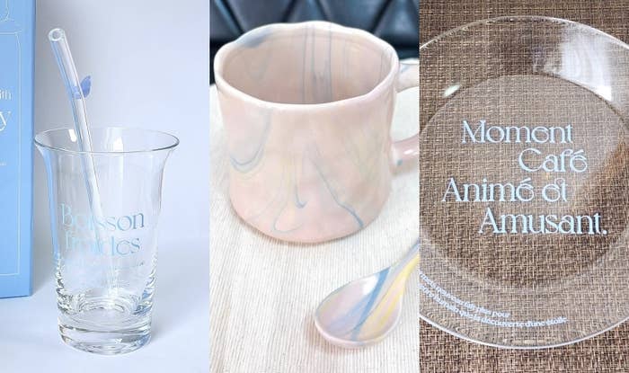 透明なガラスのコップ、淡い色のマーブル模様のカップとスプーン、透明なプレートが並んでいる。