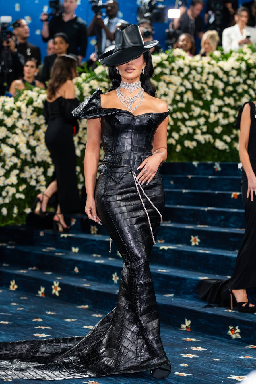 Kim Kardashian's Security Guard Steps On Met Gala Dress Kim Kardashian's Security Guard Steps On Met Gala Dress