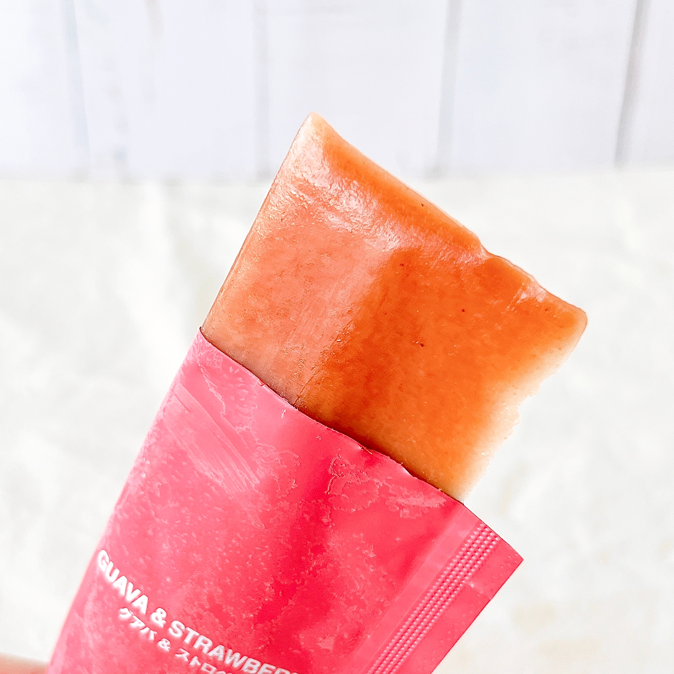 無印良品の「凍らせて食べる 果汁100％フルーツピュレ グアバ＆ストロベリー」