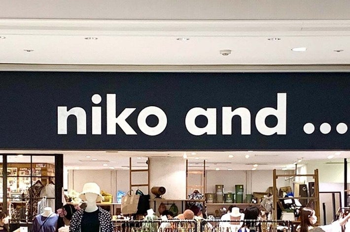 店舗「niko and &hellip;」の看板が写っています。店内には服やアクセサリーが並んでいます。