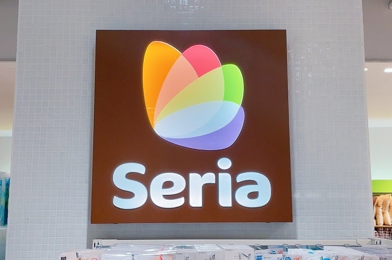 Seriaの店舗看板。ユニークな形のロゴが特徴的で、下部には商品が並んでいる。