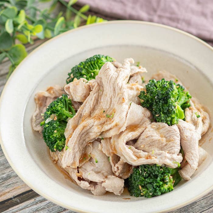 ブロッコリーと薄切り豚肉が盛り付けられた料理が器に入っている。食欲をそそる健康的な食事。