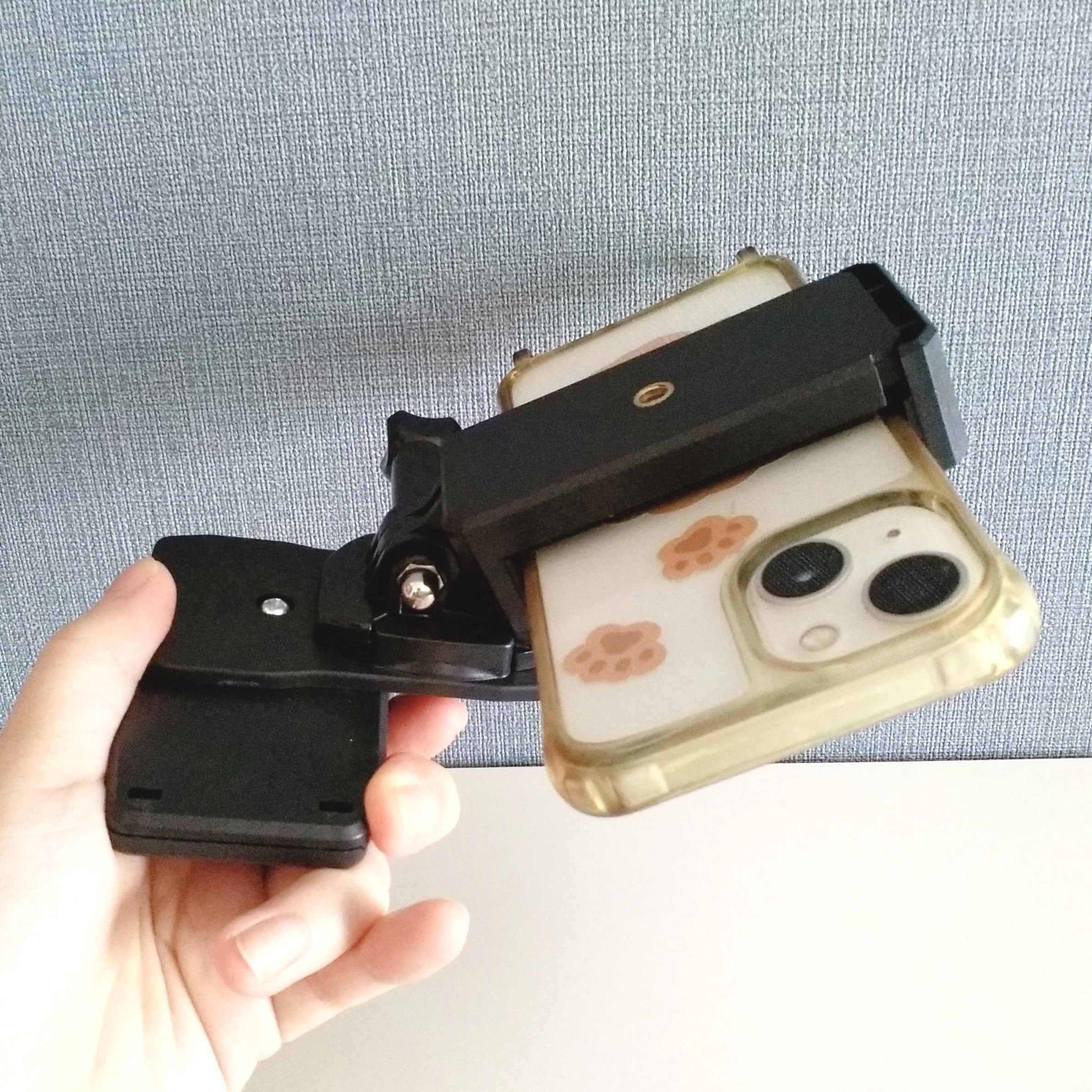 3COINSの「バッグパック用トラベルスマホホルダー」