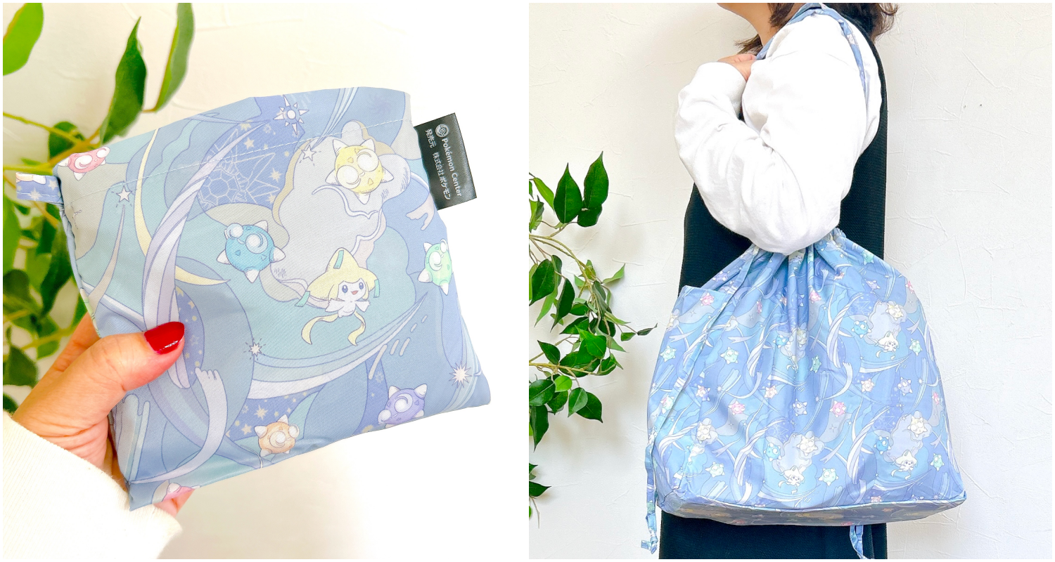 アニメキャラクターが描かれた折りたたみエコバッグを持つ人。左手に未使用のバッグを持ち、右手に大きく広げた状態。