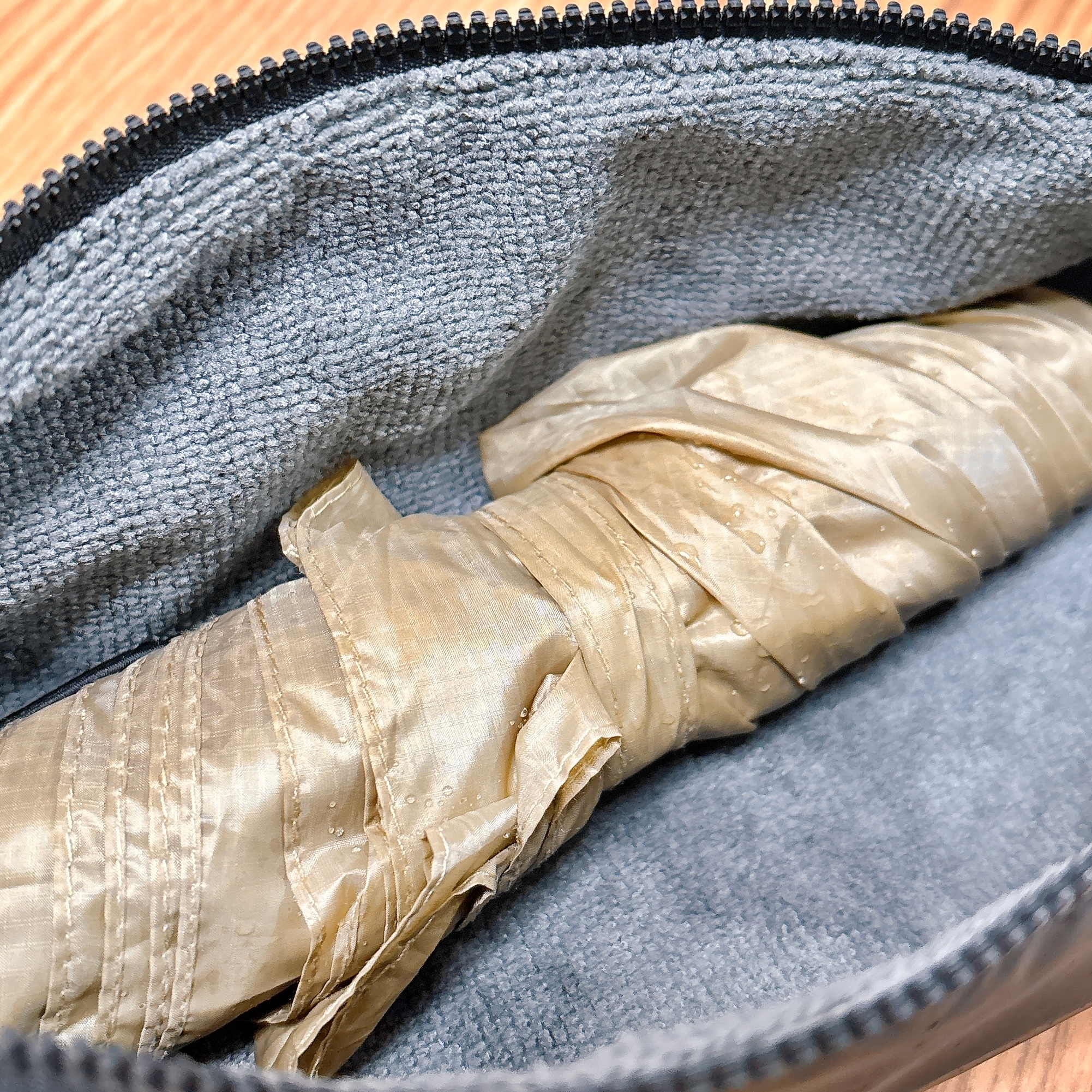 3coins「《内側タオル生地》メタリック傘ポーチ」